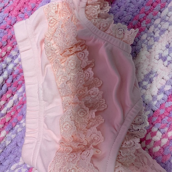 💕Super Adorable Ruffle 3 Piece outfit 💕 - Picture 5 of 7
